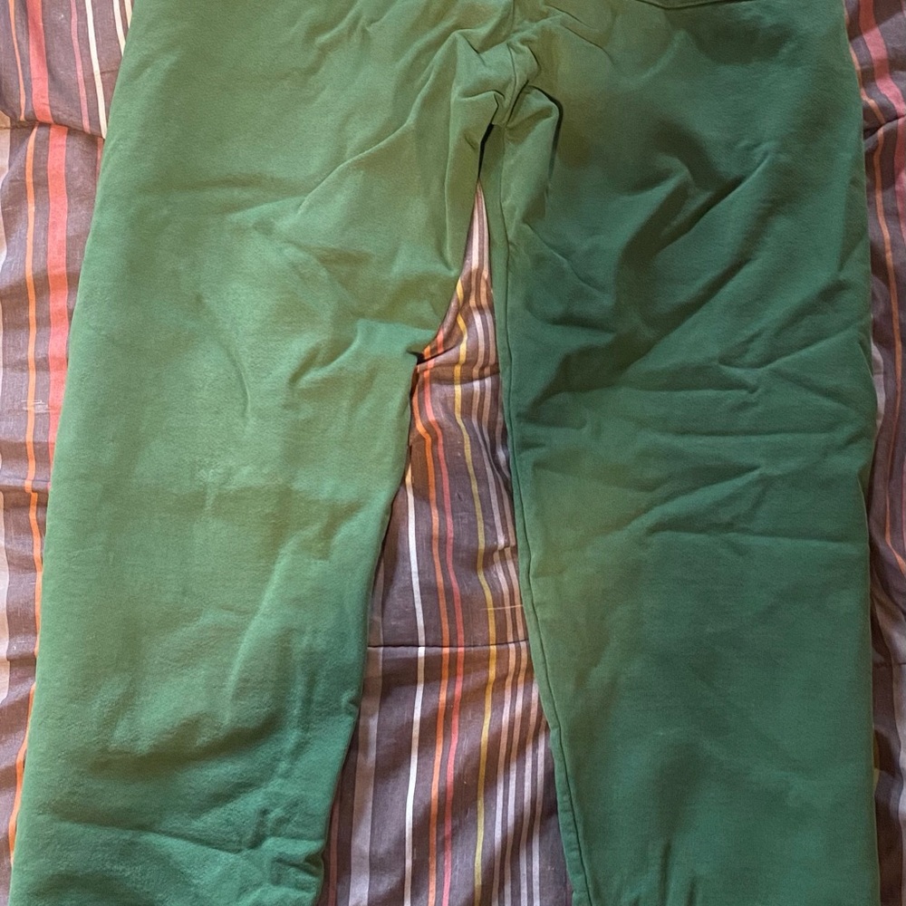 Gently used only worn a couple times 
Official spider sweatpants size xl
